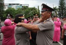 Unik, Upacara Korps Raport Polresta Bandar Lampung, Istri Pasangkan Tanda Pangkat Suami