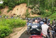Hujan Deras Mengakibatkan Jalan Penghubung Desa Terputus