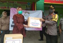 Kapolres Tulang Bawang Barat Akpb Hadi Saipul Rahman Serahkan Bantuan Masker dan Sembako kepada Masyarakat