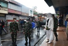 Danrem 043/Gatam Bagikan Masker Putus Mata Rantai Covid 19
