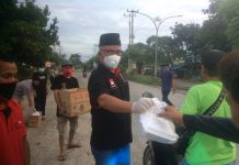 Anggota DPR RI Muklis Basri Fraksi PDIP Berbagi Paket Makanan