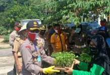 Dukung Kebijakan Pemda, Polres Tubaba Bagikan Bibit Sayuran