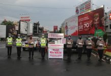 Polwan dan Bhayangkari Polresta Bandar Lampung Bagikan Takjil Gratis di Tugu Adipura