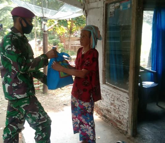 Marinir Yonif 9 Berbagi Sembako