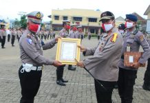 Kapolda Lampung Berikan Penghargaan Kepada Personel Polda Lampung dan Jajaran yang Berprestasi