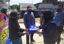 Taufik Basari Bagikan Paket Sembako Kepada Masyarakat Lampung