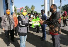 Ketua TP PKK Ibu Riana Sari Arinal Serahkan Bantuan 580 Paket Sembako kepada Anggota Koperasi Mina Jaya