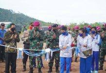 Komandan Brigif 4 Mar/BS Resmikan Jalan dan Panen Raya di Yonif 9 Marinir