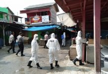 Brimob Semprotkan Desinfektan Ke Fasum