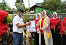 Ibu Riana Arinal Salurkan Sembako kepada Masyarakat yang Terkena PHK Akibat Terdampak Covid-19