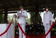 Sambut HUT RI ke 75, H. Umar Ahmad Pimpin Upacara Pengibaran Bendera Merah Putih