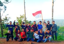 VLC Kibarkan Bendera Merah Putih Dipuncak Pawiki Lampung Timur