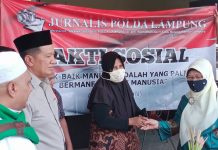 Sambut HUT RI ke-75, Jurnalis Polda Lampung Serahkan Bantuan ke Para Janda Wartawan