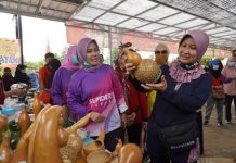 Kornelia Umar Perkenalkan Produk UMKM kepada Istri Pangdam