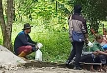 Ironis, Petugas Kebersihan Taman Perkim Bekerja di Hari Libur Tanpa Uang Lembur