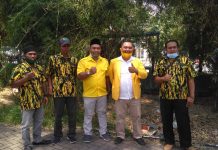 Pimpinan kecamatan Partai Golkar memberikan 150 nasi bungkus kepada tukang becak
