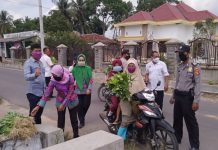 Tim Penggerak PKK Kecamatan Lambu Kibang Bagikan Sayuran Kepada Warga
