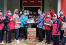 Pori Karlia Sulpakar Berikan Bantuan di Desa Kunjir Kecamatan Rajabasa