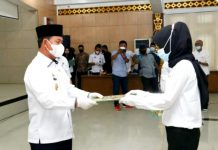 Budi Utomo,.SE. MM Serahkan 59 SK CPNS
