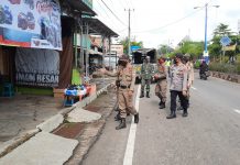 Tim Gabungan TNI – Polri dan Sat Pol PP Lampung Utara Tertibkan Baliho FPI