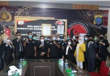 Kapolda Sumut menerima Piagam penghargaan Trust Award LEMKAPI