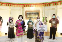 Sambut HUT Dekranas ke-41, Ibu Riana Sari Arinal Serahkan Bantuan Modal Usaha ke Para Perajin