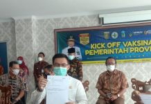 Ketua Komisi V DPRD Provinsi Lampung Melakukan Suntik Vaksin Sebagai Simbolis