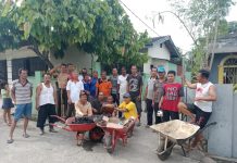 Warga Dusun X Desa Buntu Bedimbar melakukan Gotong-royong