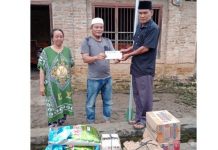 Kepalo Tiyuh Gunung Katun Tanjungan Salurkan Bantuan Kepada Warga Korban Kebakaran