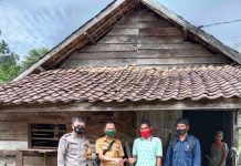 Tiyuh Gunugkatun Malai Bagikan BLT Tahun 2021 Tahap ke-1