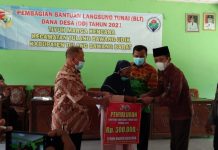Tiyuh Marngakencana Salurkan Bantuan Langsung Tunai (BLT)