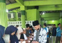 BKM Masjid Shalatul Falah Membagikan Sembako Kepada Warga Sekitar