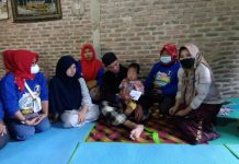 Srikandi Dermawan Kabupaten Pesawaran Memberikan Santunan
