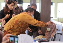 Gubernur Arinal Berikan Bantuan Tali Asih di Kota Metro