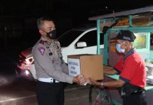 Sambil Patroli, Polda Lampung Mulai Salurkan Bantuan Sosial PPKM Darurat
