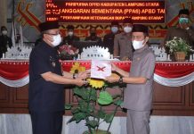 Drs. Hi. Lekok, M.M., mewakili Bupati Lampura Hadiri Rapat Paripurna