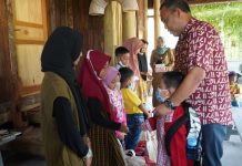 Umar Ahmad Berikan Santunan Kepada Anak Yatim Piatu