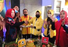 HUT Partai Golkar Ke-57, Depidar VII SOKSI Lampung Potong Tumpeng