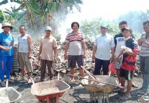 Warga Dusun X Desa Buntu Bedimbar Lakukan Gotong Royong Bersihkan Sampah Di Pasar Rakyat