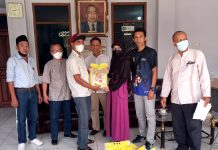PWI Lampung Peduli Bagikan Beras Jumat Berkah