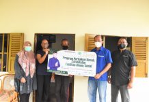 Andi Desfiandi Serahkan Bantuan Renovasi Rumah Warga Sumur Batu Bandar Lampung