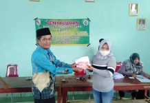 Kepala Tiyuh Candrajaya Salurkan Bantuan Lansung Tunai (BLT) kepada Masyarakat