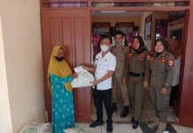 Camat Tumijajar Secara Simbolis Bagikan Sembako BAZNAS Tubaba