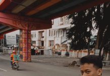 Santri Asal Pondok Pesantren Al-Farabi Bagikan Takjil Kepada Masyarakat