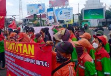 Gelar Aksi Tuntut Gaji, Petugas Kebersihan Pemkot Bandarlampung Diintimidasi