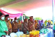 Bupati M Dawam Rahardjo membuka pasar murah di Lapangan Desa Batangharjo
