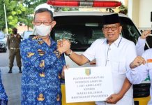 Arinal Djunaidi Serahkan Bantuan 1 Unit Ambulan Untuk Ikatan Keluarga Masyarakat Pagardewa