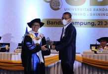 Tingkatkan Kualitas SDM, Ketua PWI Lampung Terima UBL Awards