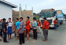 Mobil Tronton Membawa Mesin Krimer PT Incofood Di Hadang Puluhan Warga