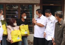Gubernur Arinal Serahkan BLT BBM dan Sembako di Kabupaten Pringsewu
